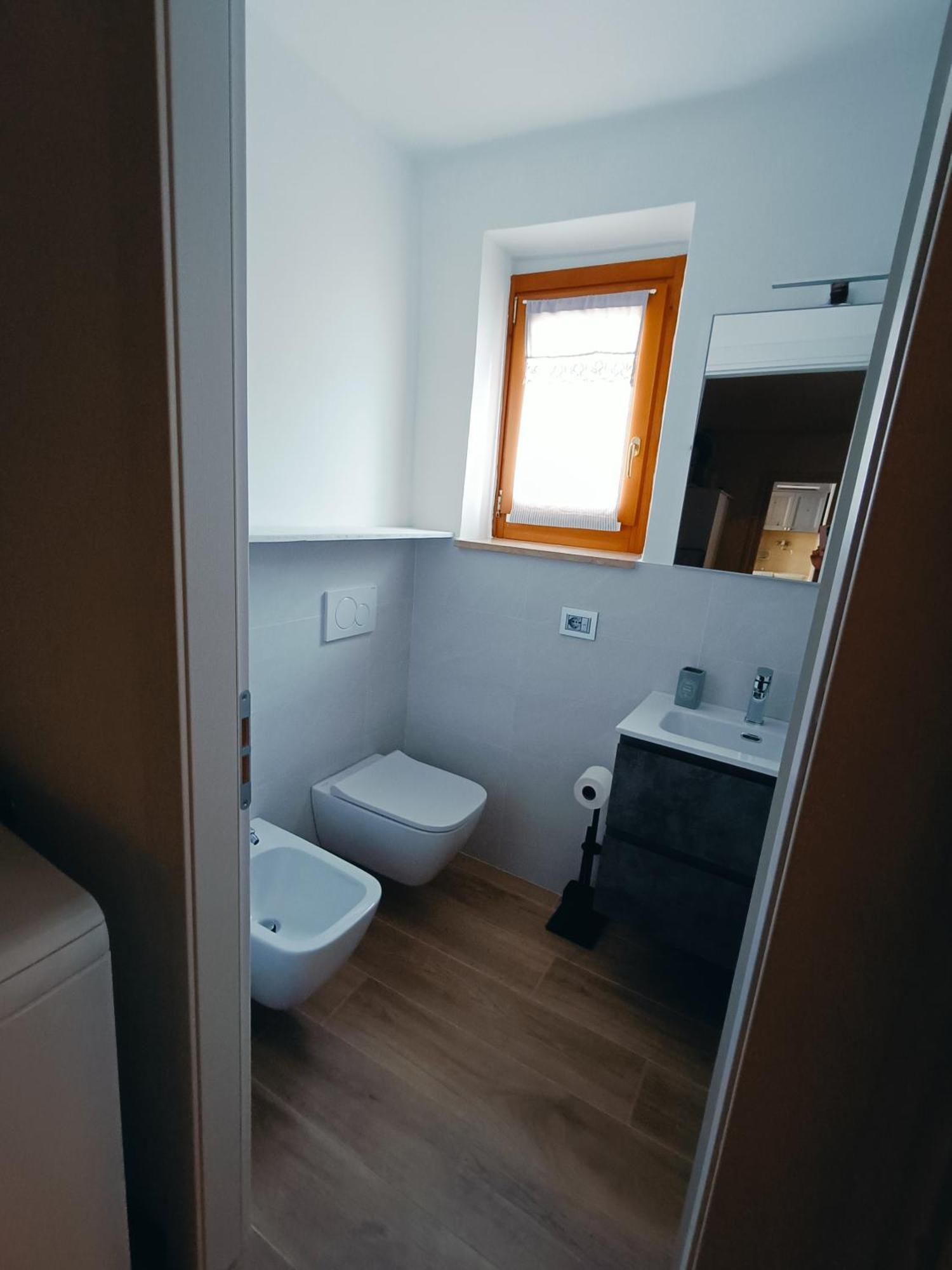 Casa Lisetta, 3-Room Apartment With Lake View Torri Del Benaco Luaran gambar