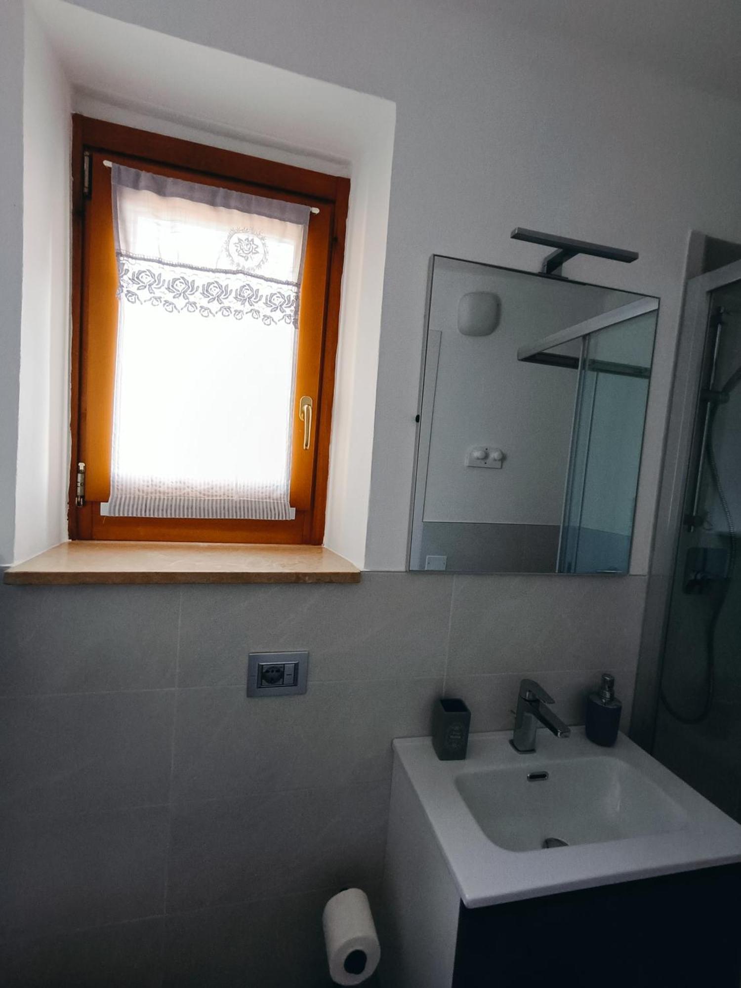 Casa Lisetta, 3-Room Apartment With Lake View Torri Del Benaco Luaran gambar